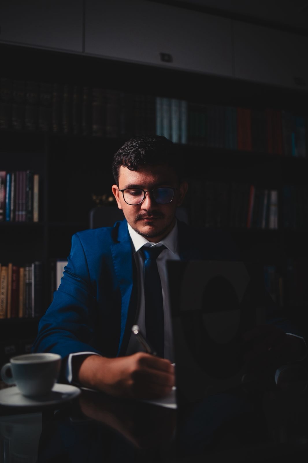 Carlos Henrique, fundador da ACCalc, trabalhando em cálculos judiciais